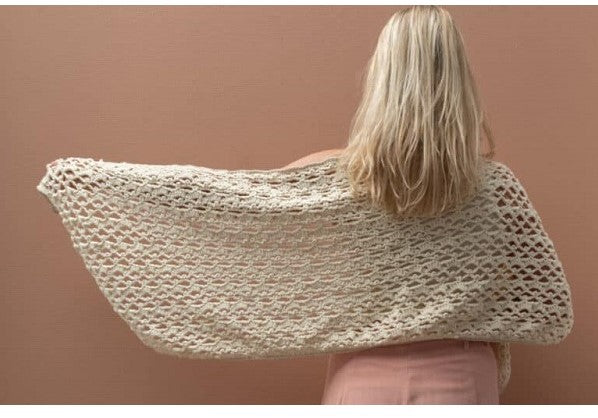 Lots of dots wrap cream — gemaakt met Yarn and Colors Lots of Dots Wrap Haakpakket