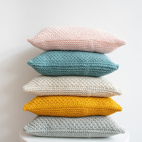 Moss and cross cushion — gemaakt met Yarn and Colors Moss and Cross Kussen Breipakket