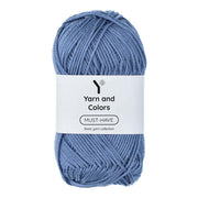 Yarn and Colors Must-have 061 Denim - bol garen in deze kleur