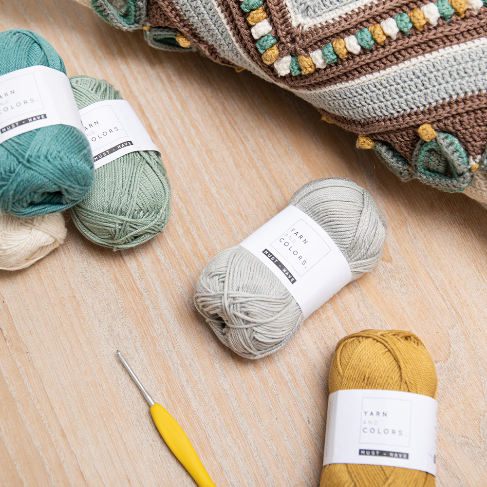 Flowerful kussen — gemaakt met Yarn and Colors Must-have