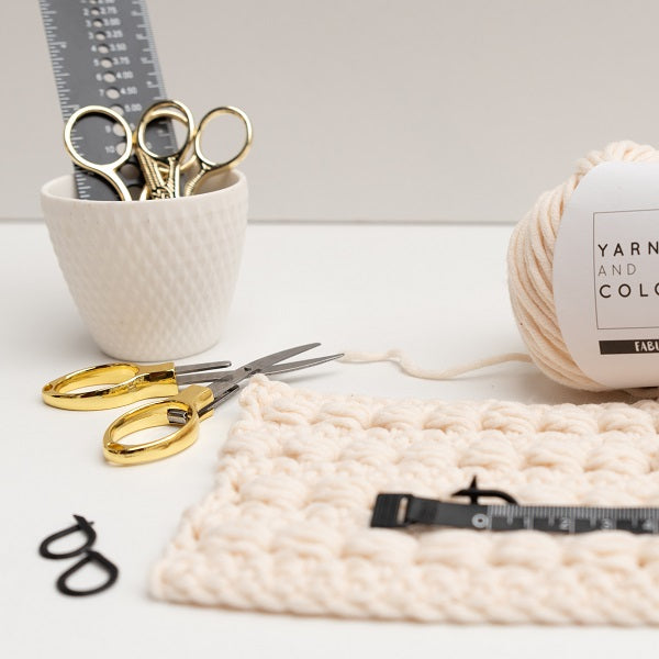 Yarn and Colors Opvouwbare Schaar Black - detailfoto van de schaar