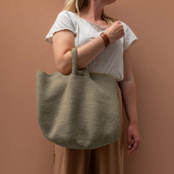 Slouchy pouch olive — gemaakt met Yarn and Colors Slouchy Pouch Haakpakket