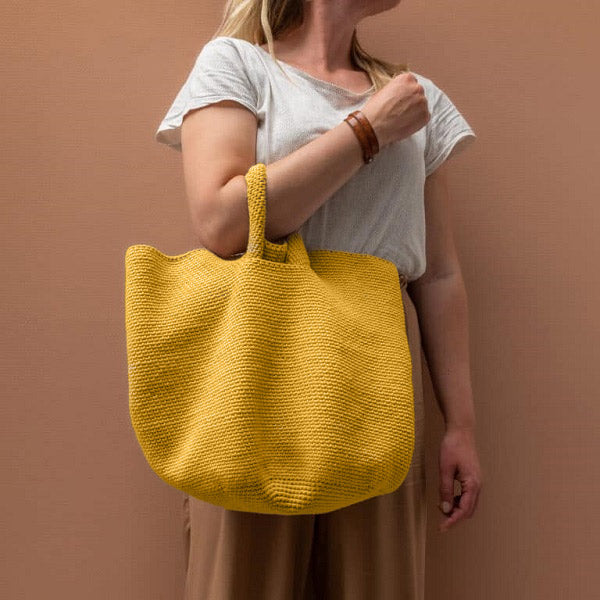 Slouchy pouch mustard — gemaakt met Yarn and Colors Slouchy Pouch Haakpakket