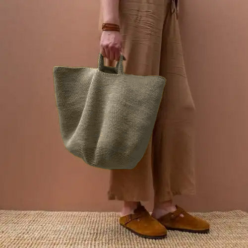 Haakpatroon yarn and colors slouchy pouch olive — gemaakt met Yarn and Colors Slouchy Pouch Haakpakket