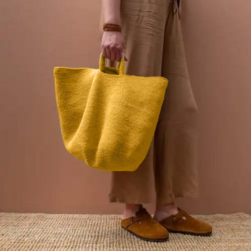 Haakpatroon yarn and colors slouchy pouch mustard — gemaakt met Yarn and Colors Slouchy Pouch Haakpakket