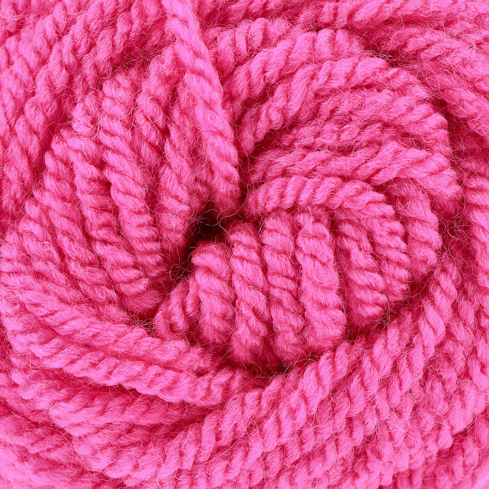 Yarn and Colors Super Amazing 035 Girly Pink - detail van het garen