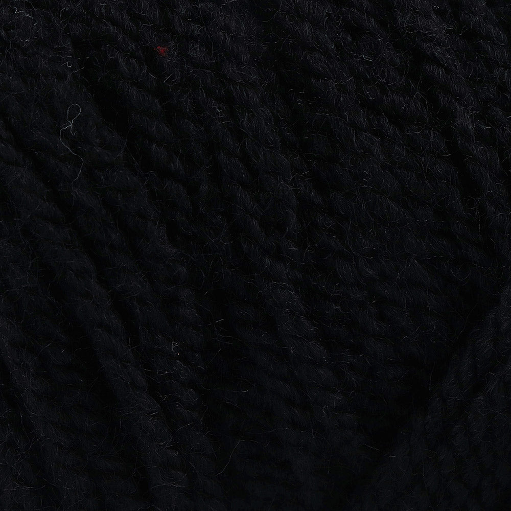 Yarn and Colors Super Amazing 100 Black - detail van het garen
