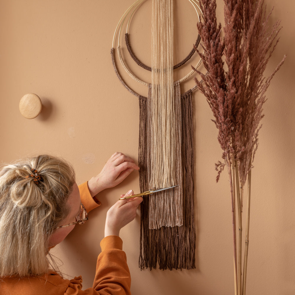 Wrapped up wall hanging — gemaakt met Yarn and Colors Wrapped up Wall Hanging Macramé Pakket