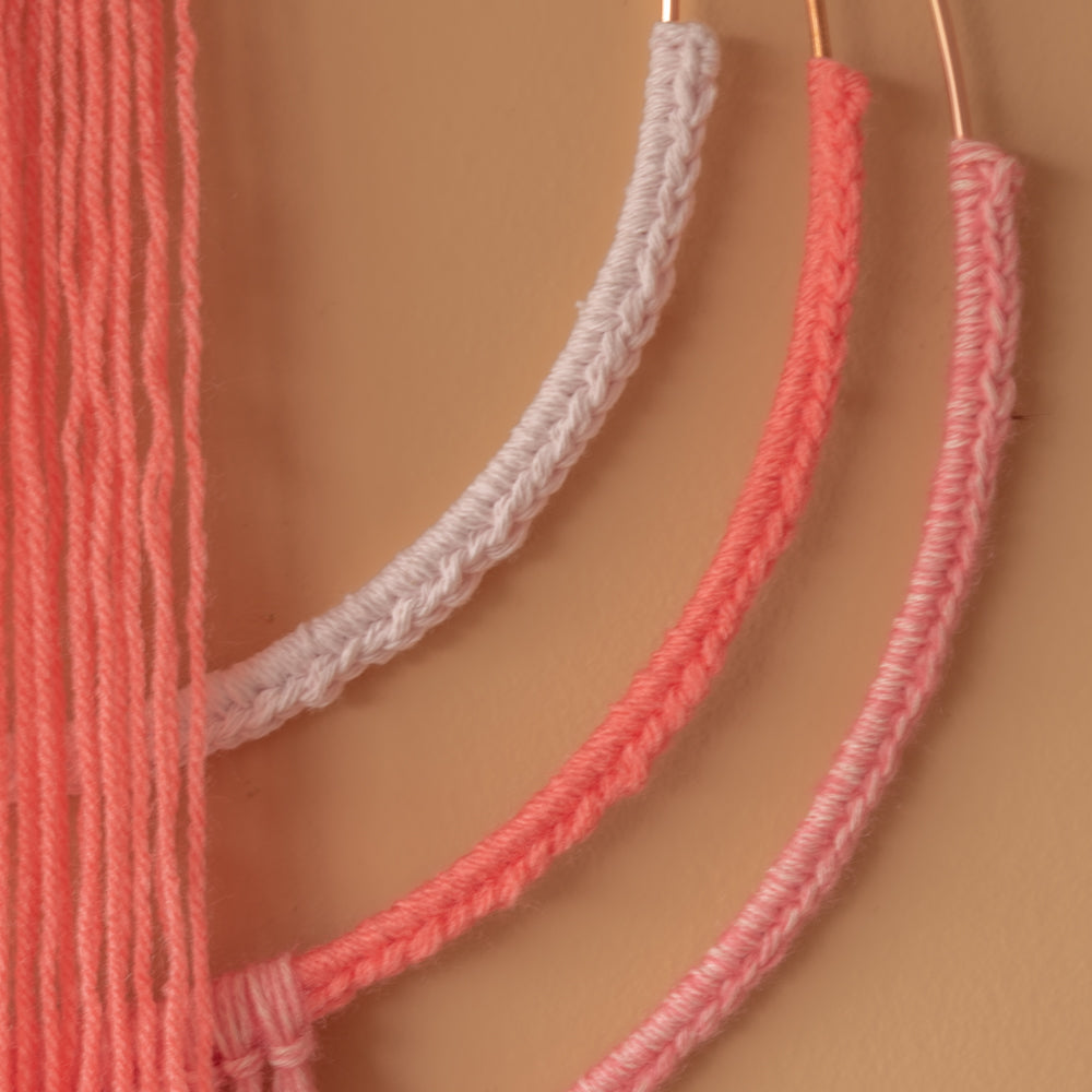 Wrapped up wall hanging — gemaakt met Yarn and Colors Wrapped up Wall Hanging Macramé Pakket (3)