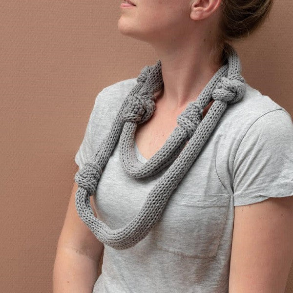Knotascarf sharkgrey — gemaakt met Yarn and Colors Zen