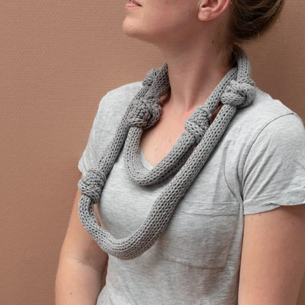 Knot scarf shark grey — gemaakt met Yarn and Colors Zen
