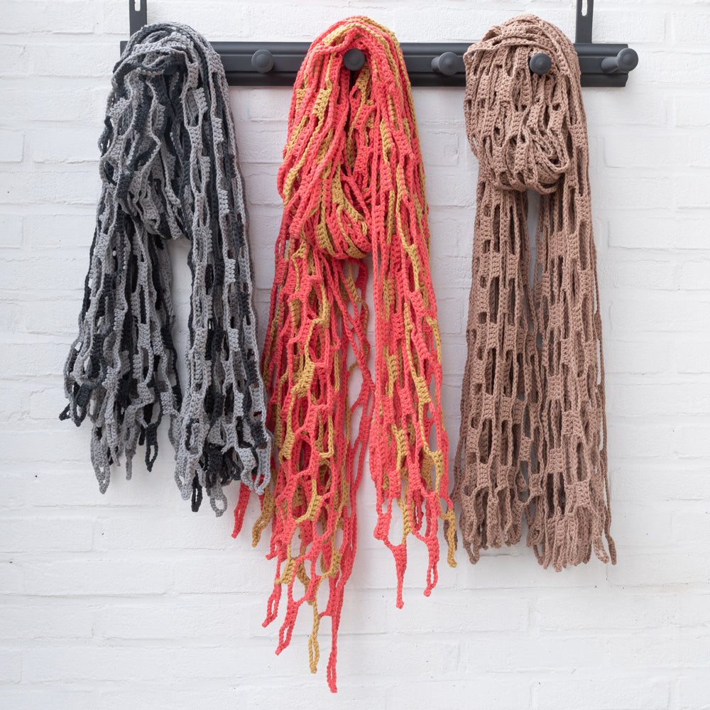 Slouchy stripes shawl — gemaakt met Yarn and Colors Zen on the Go Patronen Bundle